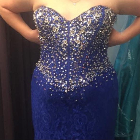 Prom dress need gone! - Picture 2 of 4